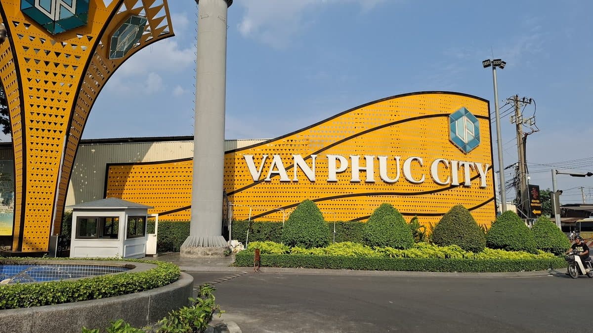 Cổng chính khu đô thị Vạn Phúc City