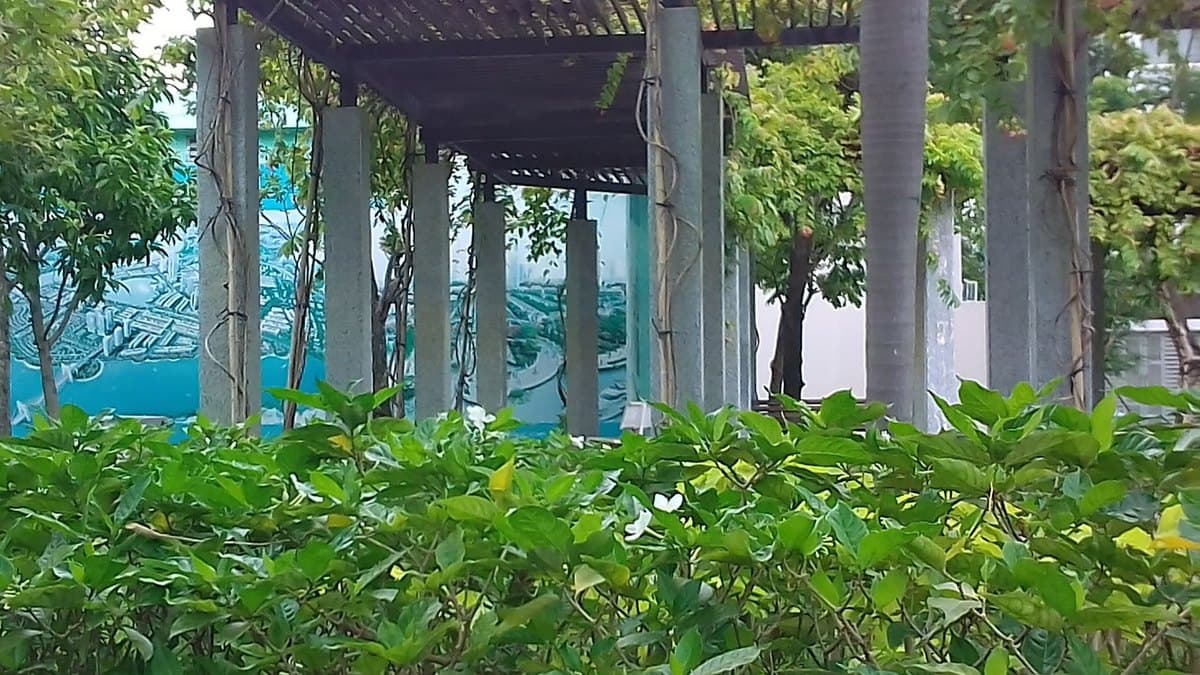Hồ bơi và mảng xanh trong một công viên nội khu tại Vạn Phúc City