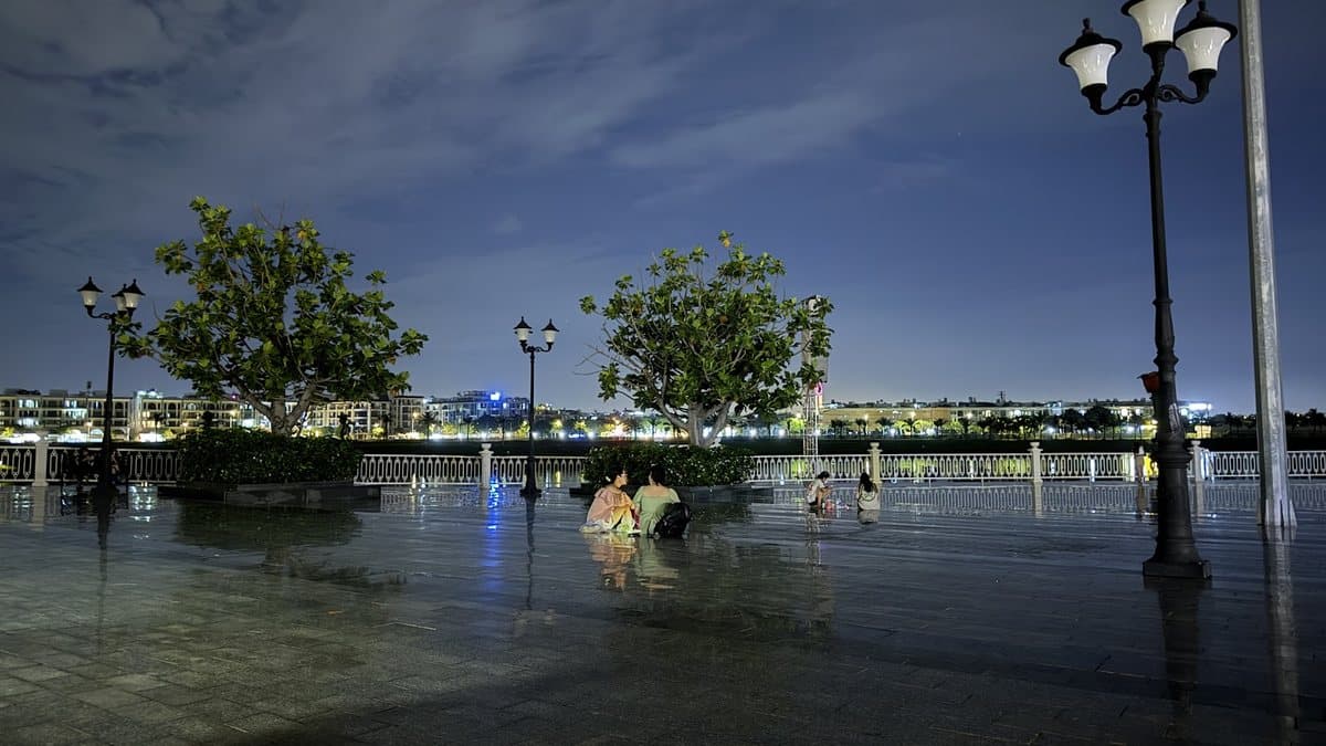 Hồ Đại Nhật trong khu đô thị Vạn Phúc City vào buổi tối