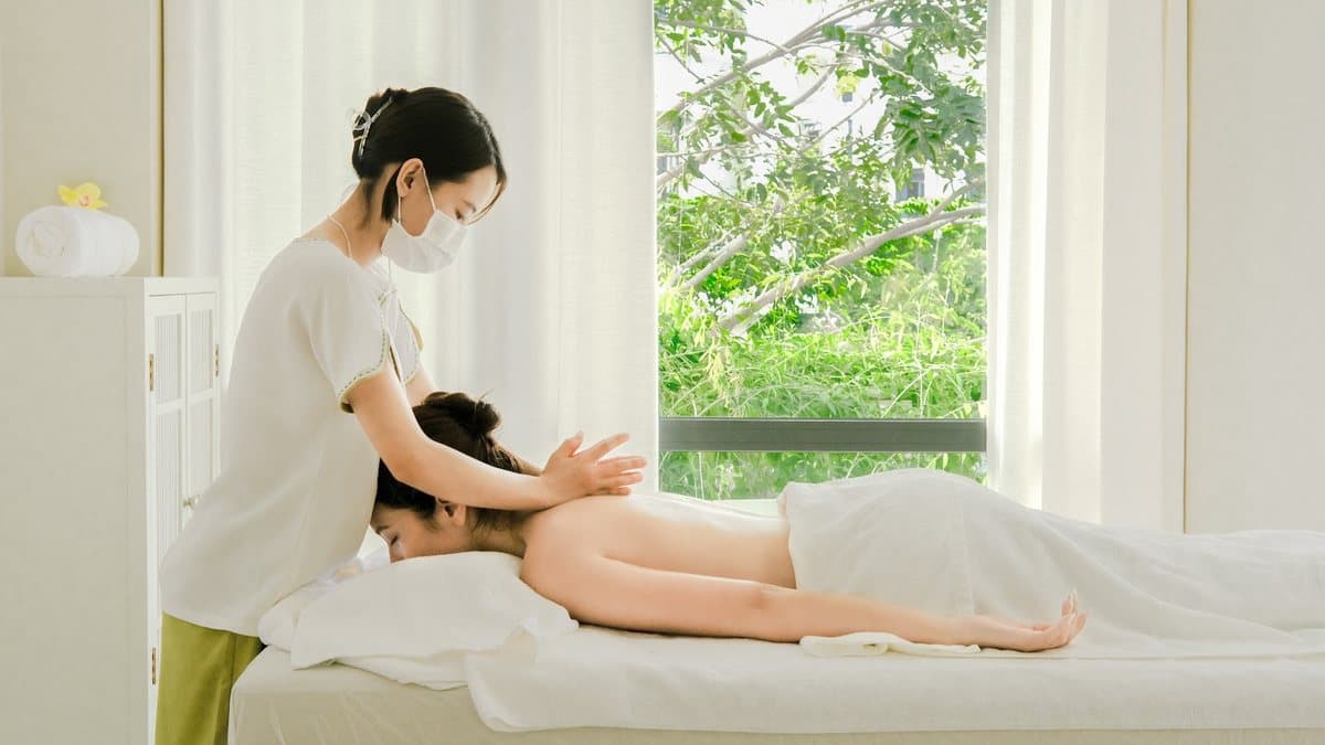 Kỹ thuật viên đang thực hiện massage trị liệu tại một spa ở Vạn Phúc City