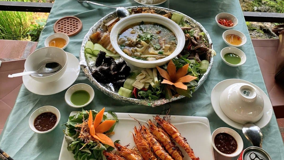 Mâm cơm Việt tại một nhà hàng ven sông trong khu đô thị
