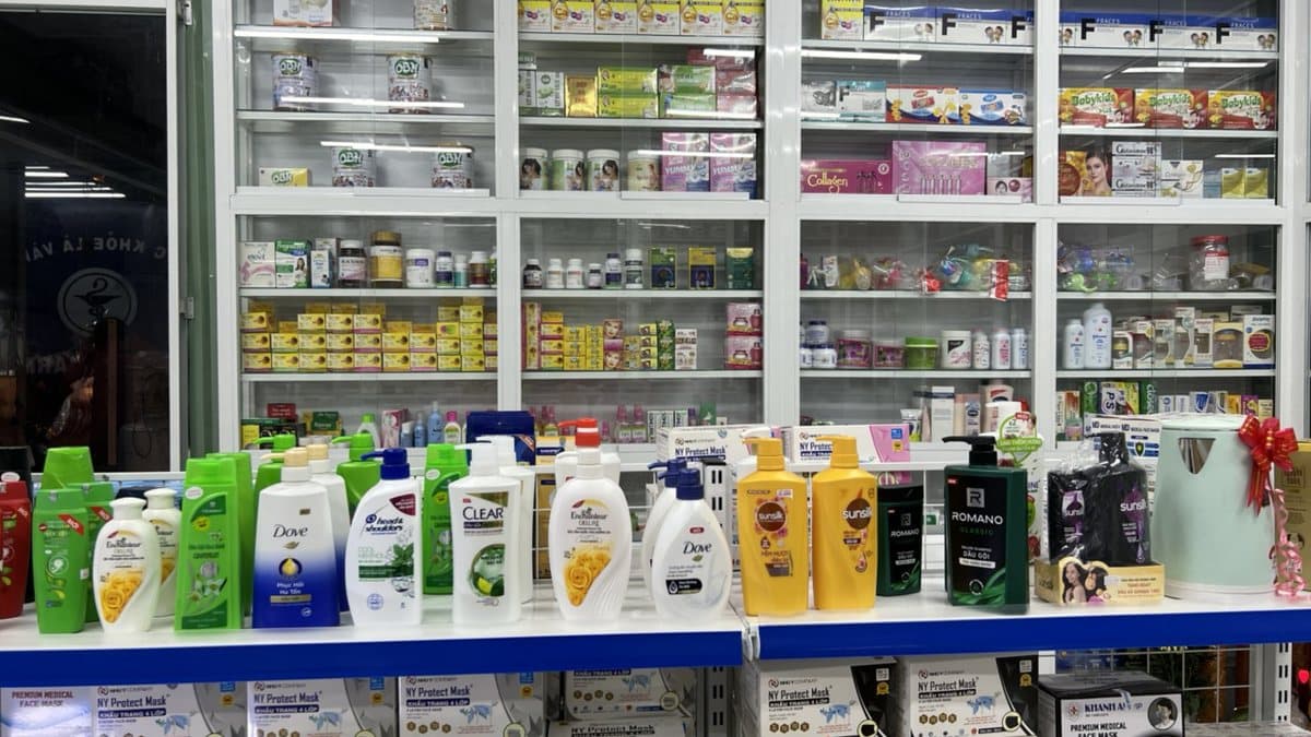 Quầy kệ thuốc và dược mỹ phẩm bên trong một nhà thuốc tại Vạn Phúc City