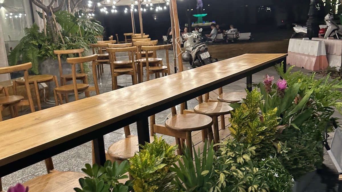 Không gian ngoài trời của một quán cà phê tại Vạn Phúc Square buổi tối