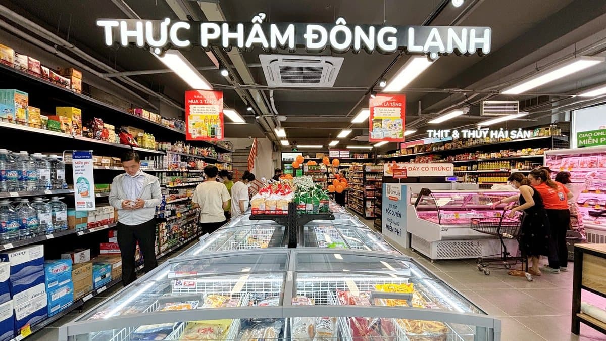 Quầy thực phẩm đông lạnh và lối đi trong siêu thị Kingfoodmart tại Vạn Phúc City