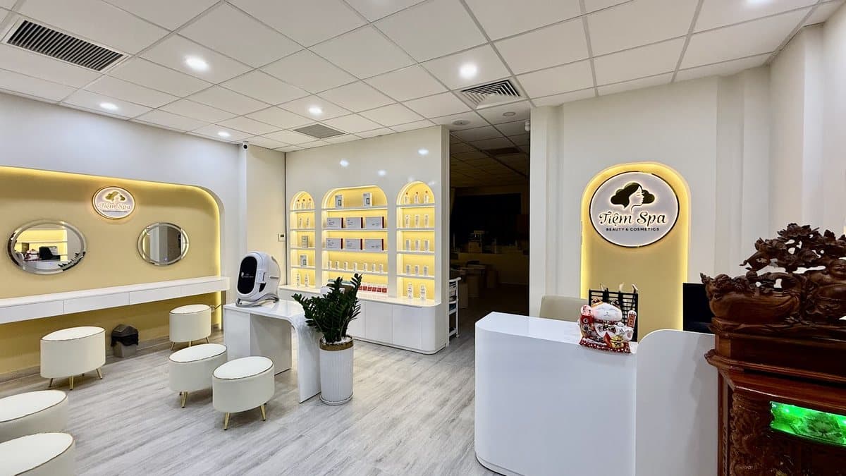 Không gian lễ tân sáng màu của một cơ sở spa và chăm sóc sắc đẹp tại Vạn Phúc City