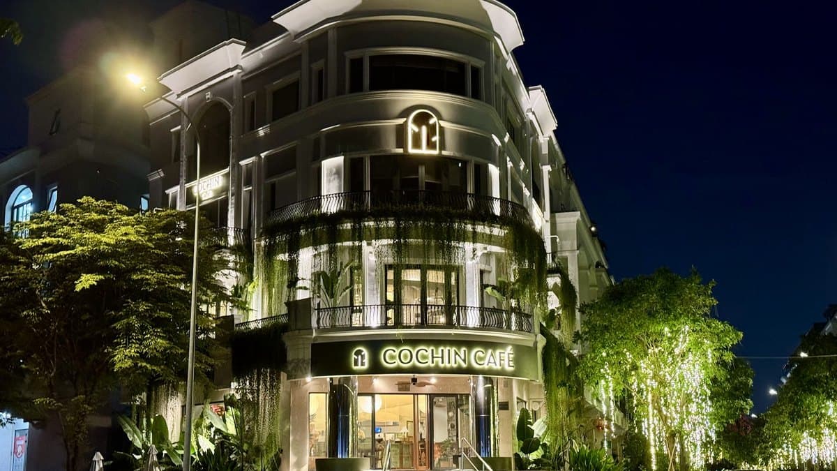Hồ bơi và mảng xanh trong khu đô thị Vạn Phúc City