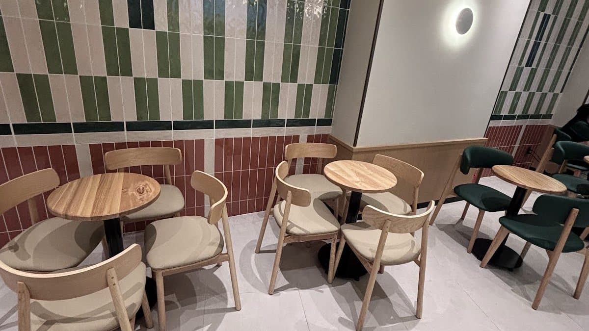 Không gian bên trong một quán cà phê chuỗi trên đường Nguyễn Thị Nhung, Vạn Phúc City