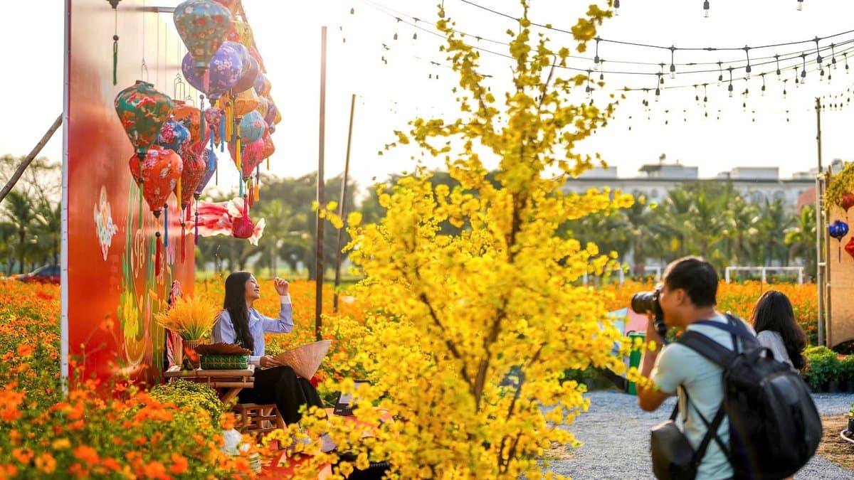 Con đường rợp hoa vàng với khách tham quan tại lễ hội hoa Vạn Phúc