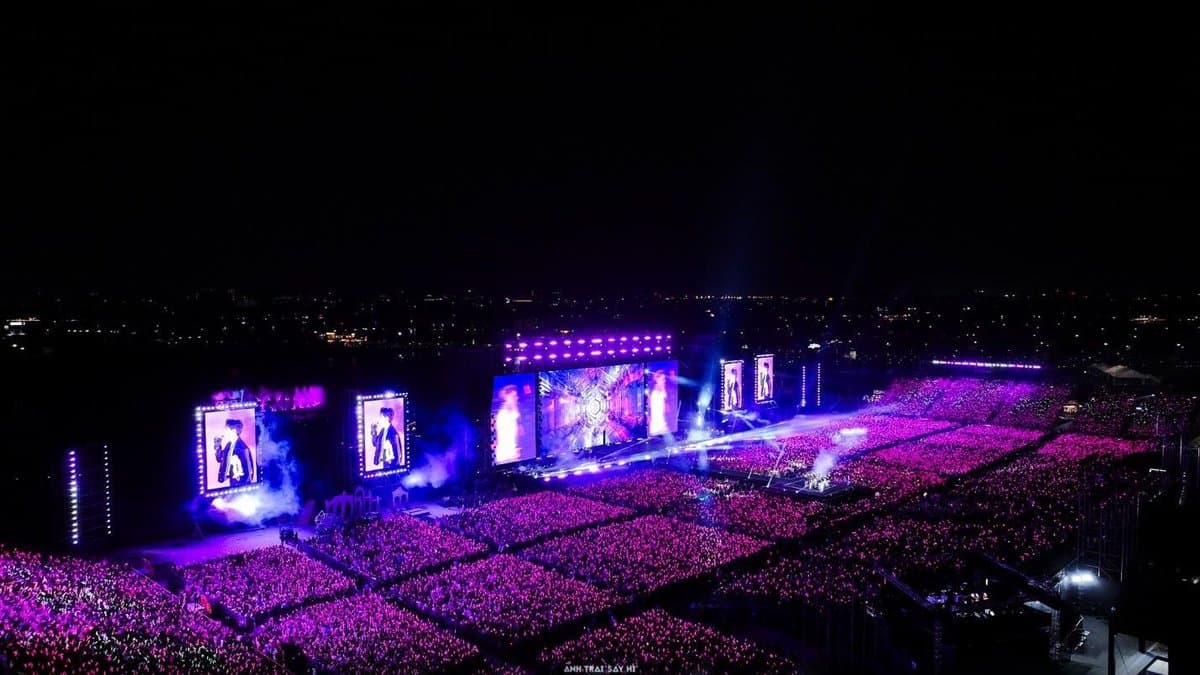 Biển ánh sáng từ khán đài một đêm concert ngoài trời tại Vạn Phúc City
