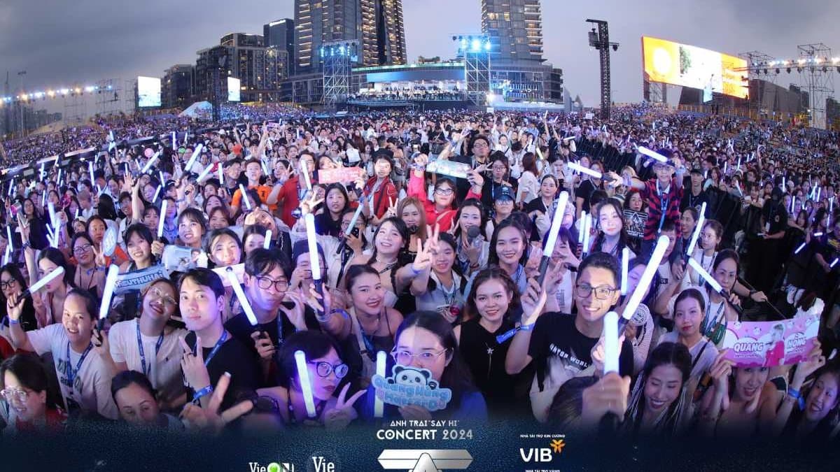 Đám đông khán giả ban ngày tại khu vực tổ chức concert ở Vạn Phúc City