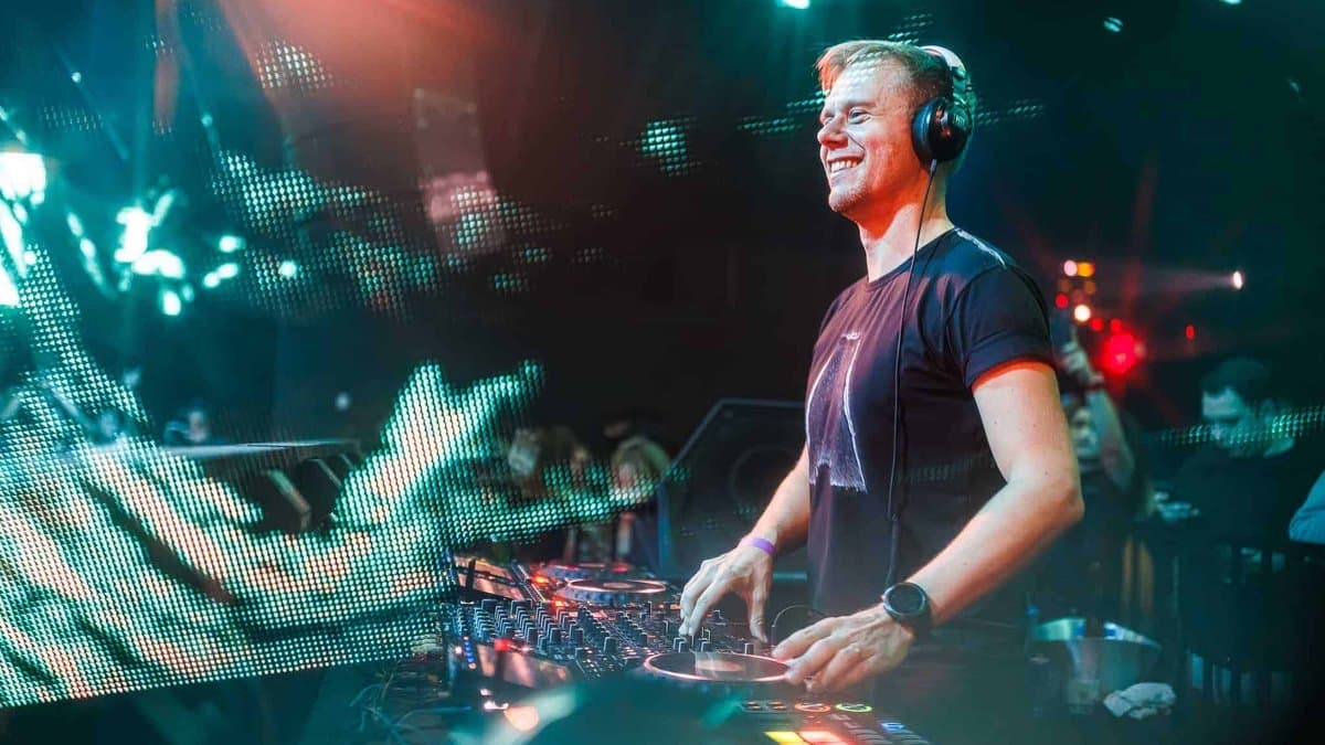 DJ Armin van Buuren đứng sau bàn DJ dưới ánh đèn sân khấu