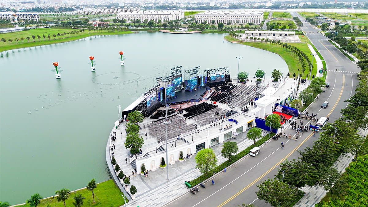 Toàn cảnh sân khấu sự kiện dựng bên hồ trong Vạn Phúc City nhìn từ trên cao