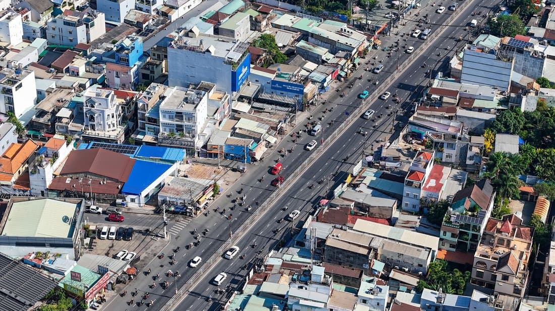 Dòng xe đông đúc trên Quốc lộ 13 đoạn qua khu vực Thủ Đức nhìn từ trên cao