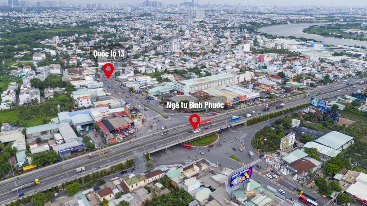 Nút giao trên trục Quốc lộ 13 khu vực Thủ Đức nhìn từ trên cao