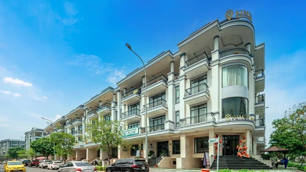Phối cảnh dãy shophouse với cửa hàng tầng trệt