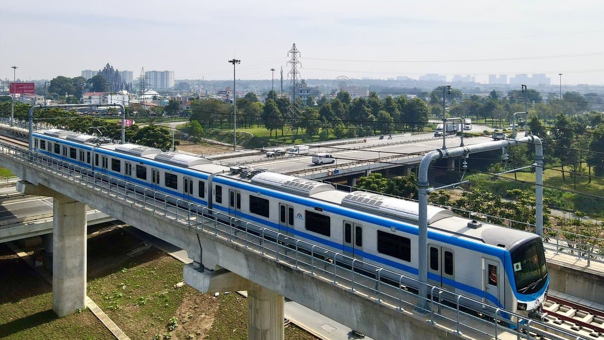 Đoàn tàu metro chạy trên cao tại TP.HCM