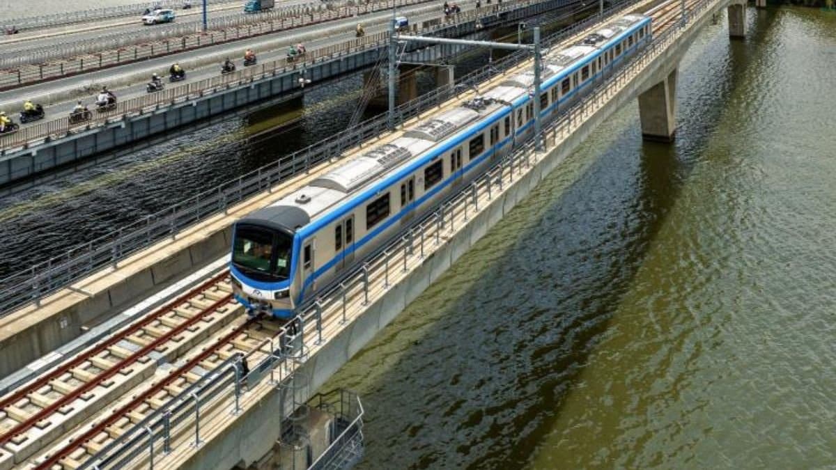 Tàu metro chạy dọc tuyến trên cao giữa cảnh quan đô thị